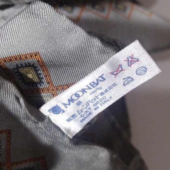 Luxury 100% Silk Scarf 54x54" – Ornate Paisley Wrap in Red, Gold & Green Style - Picture 6 of 10